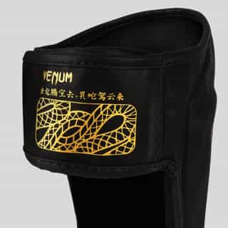 protektori za kraka venum serpenti black silver gold 3 протектори за крака venum serpenti black/silver/gold 4