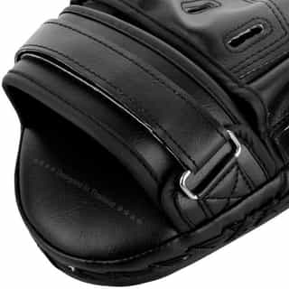 VENUM-LIGHT-FOCUS-MITTS-BLACK-2-2.jpg VENUM LIGHT FOCUS MITTS BLACK 2 2